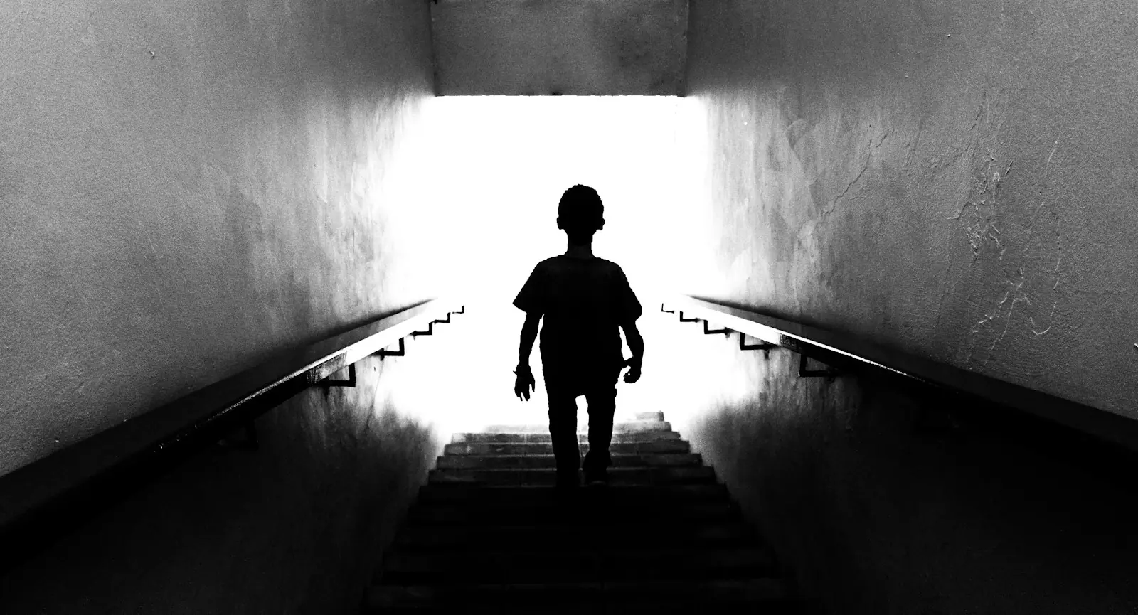 La silhouette d’un enfant au bout d’un couloir. Photo d’illustration.